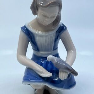 Bing & Grondhal Figurine Girl Feeding Pigeon 2340 Denmark